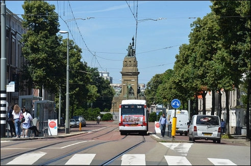 steven-lek-cc--by-sa-de-alexanderstraat-met-zicht-op-monument-op-plein-1813